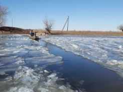 Крепкий лед помешал началу путины в Астраханской области