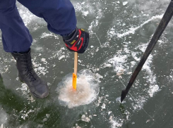 В Астрахани спасатели измерили толщину льда в городских водоемах