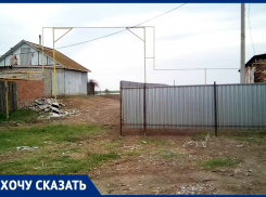 Забор Раздора: жители астраханского села перекрыли единственный проезд к реке