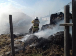 В Астраханской области два часа тушили хозпостройку и сено