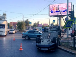 В Астрахани у Больших Исад в результате ДТП перевернулась машина