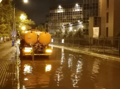 С городских улиц Астрахани откачали 408 кубометров воды