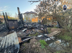 В гибели пятерых детей на пожаре в Астрахани обвиняют их мать