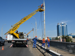 В Астрахани на Новом мосту меняют кабель для наружного освещения