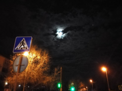 Ночью в Астрахани трое подростков жестоко избили полицейского