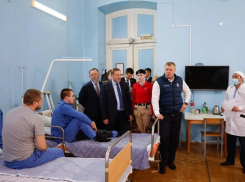 Игорь Бабушкин навестил раненных бойцов в астраханском военном госпитале