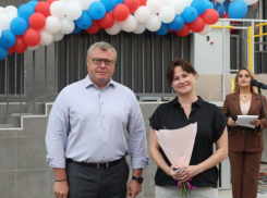 Игорь Бабушкин вручил астраханским семьям ключи от новых комфортных квартир