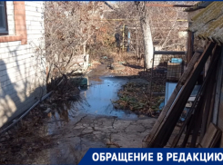 В Астрахани третью неделю подвалы домов затапливает водой из прорванной трубы