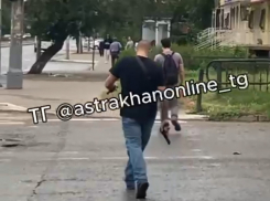 В Астрахани по оживленной улице ходил мужчина с оружием в руках