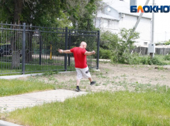 Жители астраханского Янго-Аула просят оборудовать парковку у нового детского сада