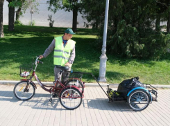 К наведению чистоты в Астрахани присоединились дворники-велосипедисты и школьники