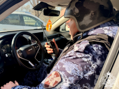 Росгвардейцы задержали астраханца с неоплаченным алкоголем и закусками