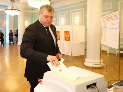 Астраханский губернатор первым отдал свой голос за будущего Президента России