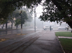 Астраханскую область накрыл дождь и запах гари