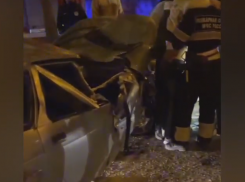 В Астрахани возле «Ярмарки» ВАЗ столкнулся с КАМАЗом и перевернулся, есть пострадавшие