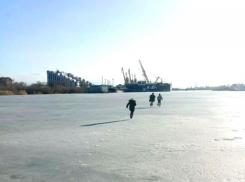 Разводили костер и гуляли рядом: в Астрахани спасатели уводили детей со льда