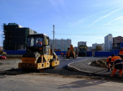 В Астрахани с нуля возводят дорогу и тротуар к новой поликлинике