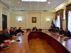 Астраханским коммунальщикам поручили тщательнее убирать снег на дорогах и мостах