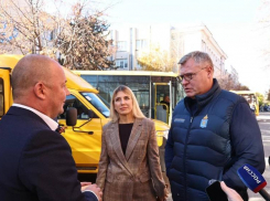 Астраханским сельским школам передали 11 новых автобусов