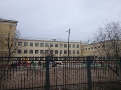 Школьнику в астраханской гимназии заклеили рот скотчем на уроке