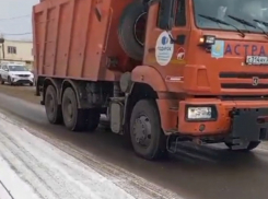 В Астрахани на дороги нанесли особую смесь