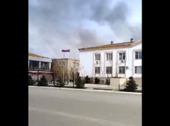 Астраханские чиновники не знают, кто повесил российский флаг на площади вверх ногами