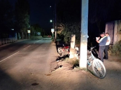 В Астраханской области два подростка на мопеде въехали в велосипедиста