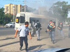В Астрахани люди вместе с ребенком чуть не сгорели заживо в маршрутке, окно разбили автоматом
