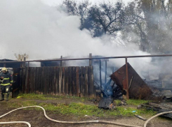 В Астрахани с разницей в 20 минут сгорели два жилых дома