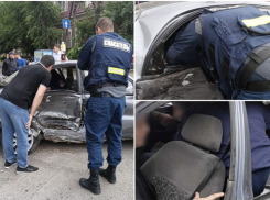 Астраханские спасатели вызволили пострадавшего ребенка из поврежденного авто