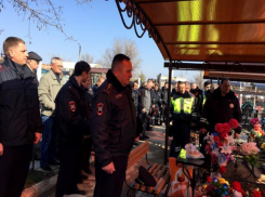 В Астрахани вспоминают инспекторов ДПС, погибших при исполнении служебного долга