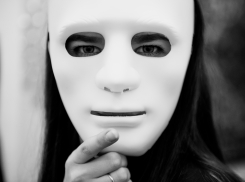 В Астрахани работник детского сада отнимала деньги у подчиненных