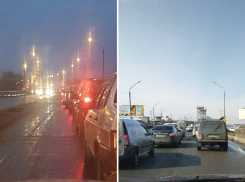 В Астрахани на Старом мосту из-за разбитого асфальта образуются пробки