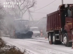 На границе Астраханской области дорожники положили асфальт на снег