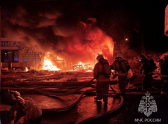 Пожар уничтожил торговые павильоны на крупнейшем рынке Астрахани