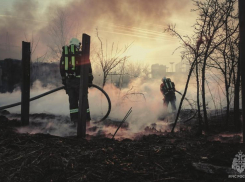В Астрахани за день сгорели две машины, крыша жилого дома и балконы