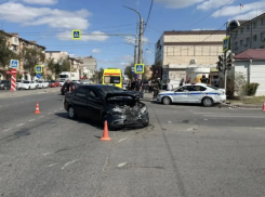В Астрахани «Лада» въехала в патрульную машину: полицейские госпитализированы