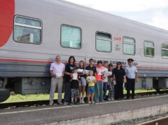 Астраханские железнодорожники провели для подростков профилактический урок в вагоне охраны труда 