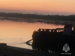 В Астрахани на Волге обнаружено маслянистое пятно в 150 квадратных метров