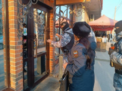 Один из шашлык-баров в Астрахани временно закрыли за нарушение санитарных норм