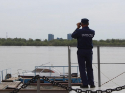 Спрыгнул и не смог вернуться: в Астрахани мужчина едва не утонул в реке