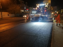 На улице Бабаевского в Астрахани ночью уложили новый асфальт 