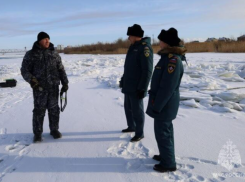 Астраханские рыбаки продолжают испытывать судьбу на тонком льду