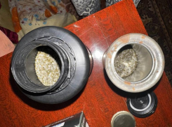 Астраханец 15 лет хранил дома две банки взрывчатых веществ