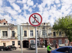 Астраханская полиция ловила электросамокатчиков на Петровской набережной