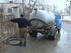 Ассенизаторы незаконно сливали коммунальные отходы на улицах Астрахани 