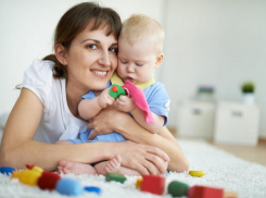 С помощью госуслуг оставшиеся без работы астраханки смогут получить пособие на ребёнка