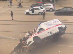 В Астрахани перевернулась скорая, которая торопилась на вызов