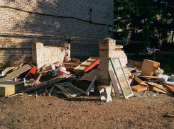 Почему из дворов астраханцев не убирают мусор