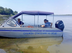В Астраханской области спасли шесть человек с перевернувшегося катера